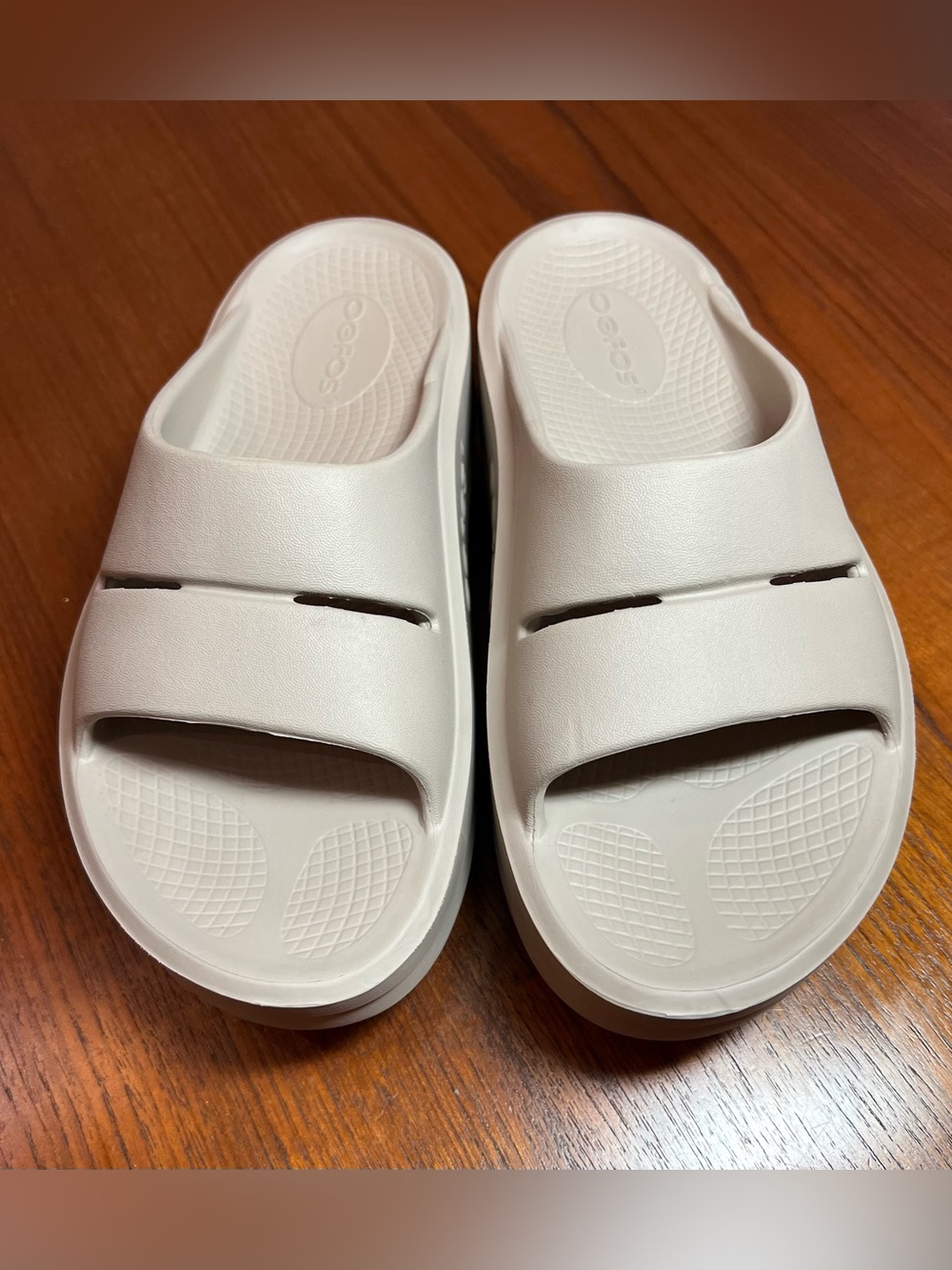 OOFOS Recovery Slides Cream Comfort Sandals Size 7 (EU 38)